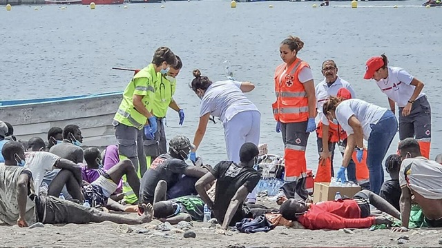 الداخلة…جنوح قارب على متنه العشرات من المرشحين للهجرة الغير نظامية  