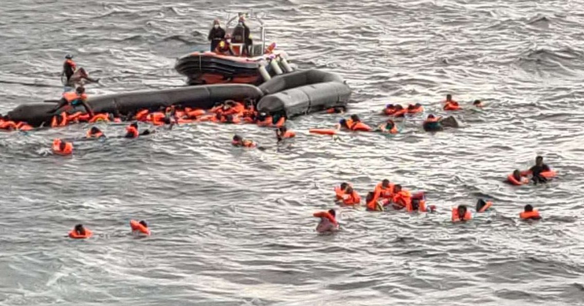 عاجل...غرق قارب يحمل 44 مرشحا للهجرة قبالة سواحل بوجدور