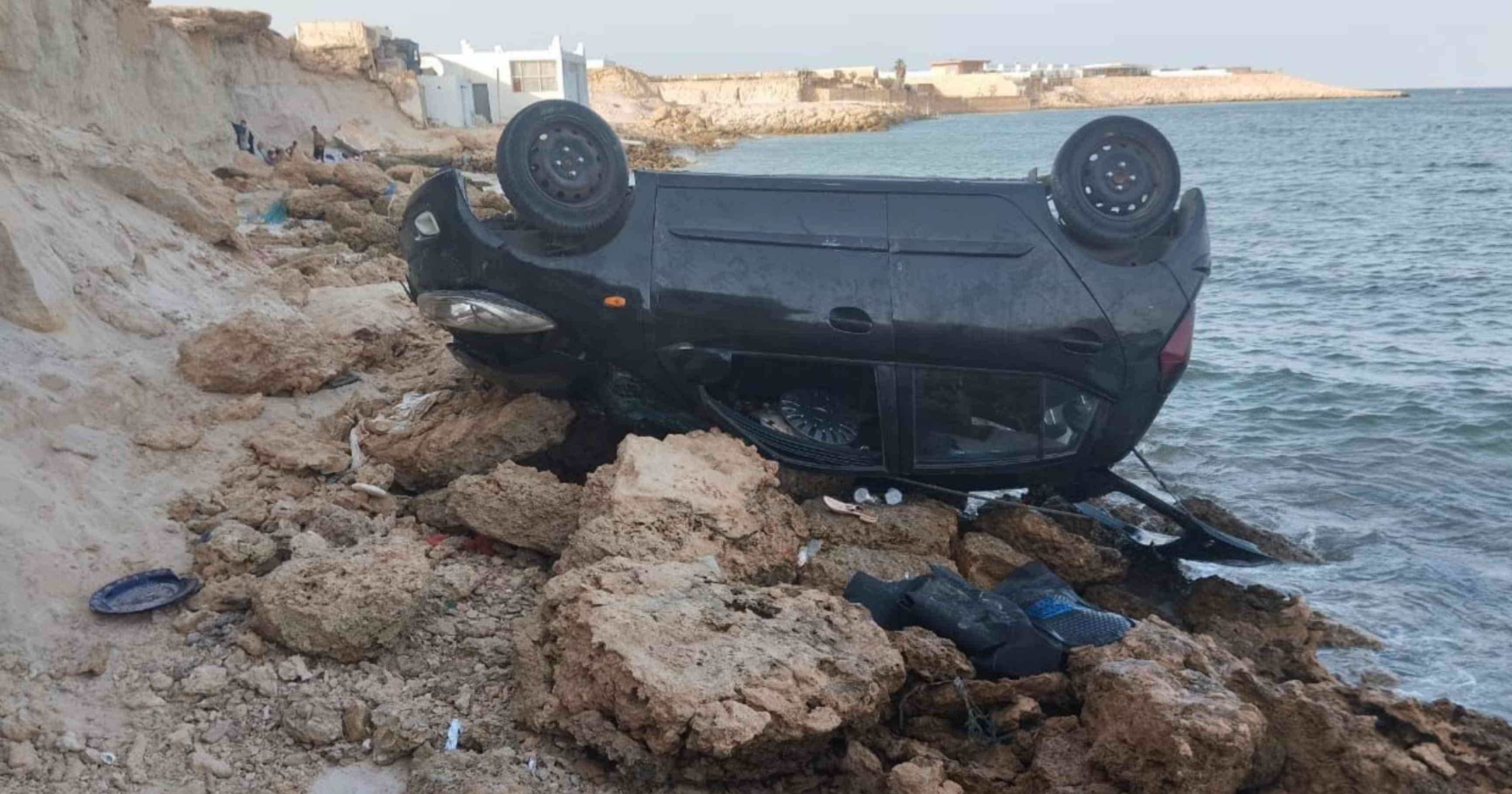 اصابة شخصين متفاوتة الخطورة في حادث سقوط سيارة بسبب انهيار صخري على خليج الداخلة