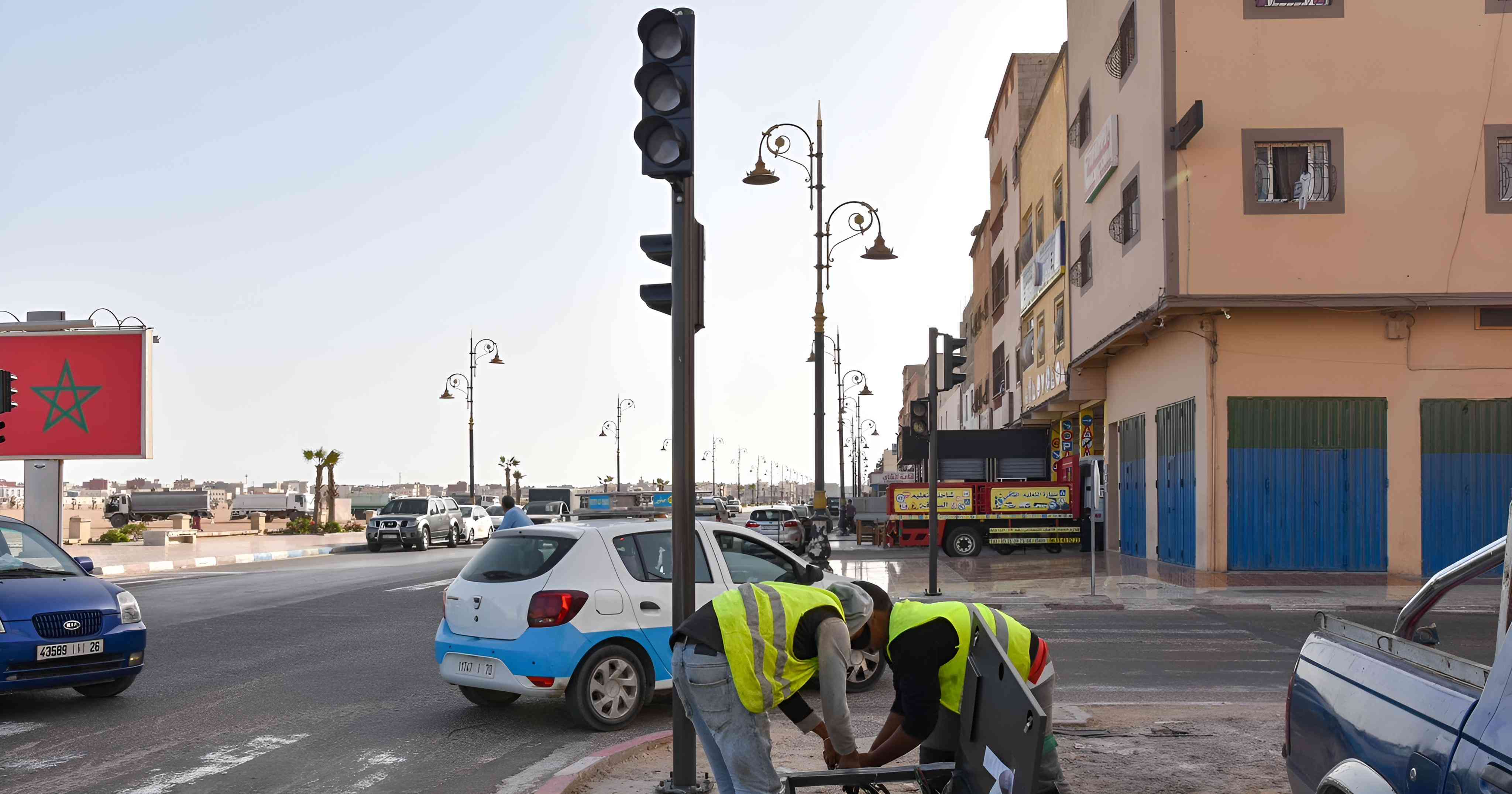 المجلس الجماعي للداخلة يعطي إنطلاقة عملية تثبيت وتجديد علامات التشوير الطرقي