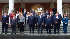 {"remix_data":[],"remix_entry_point":"challenges","source_tags":["local"],"origin":"unknown","total_draw_time":0,"total_draw_actions":0,"layers_used":0,"brushes_used":0,"photos_added":0,"total_editor_actions":{},"tools_used":{"transform":1},"is_sticker":false,"edited_since_last_sticker_save":true,"containsFTESticker":false}