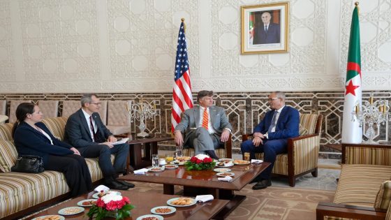 وصول نائب وزير الخارجية الأمريكي كريستوفر لانداو إلى الجزائر في أول زيارة رسمية له