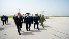 قائد القوات الأمريكية في أفريقيا يبدأ زيارة رسمية إلى الجزائر من مقام الشهيد وسط العاصمة