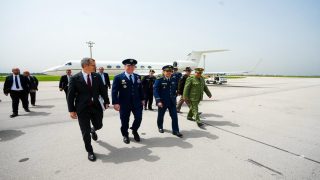 قائد القوات الأمريكية في أفريقيا يبدأ زيارة رسمية إلى الجزائر من مقام الشهيد وسط العاصمة