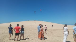 استيلاء أصحاب الشراع الهوائية على كثبان “لقريد” شمال الداخلة يثير استياء السياح والمرشدين