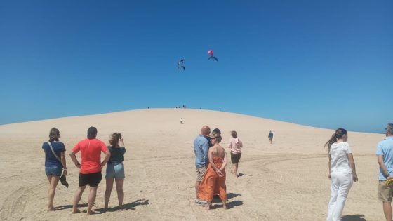 استيلاء أصحاب الشراع الهوائية على كثبان “لقريد” شمال الداخلة يثير استياء السياح والمرشدين