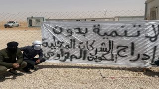 شباب صحراوي يعتصمون أمام مشروع طاقة ريحية ببئر أنزران احتجاجا على تهميشهم في فرص التشغيل