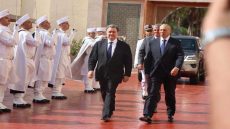 السفير الأمريكي يصل العيون لتوقيع منحة “الأمونيا الخضراء