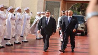 السفير الأمريكي يصل العيون لتوقيع منحة “الأمونيا الخضراء
