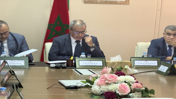 والي الجهة الداخلة يغلق الابواب في وجه الصحافة.. هل يخشى انكشاف تدبير الماء والكهرباء؟
